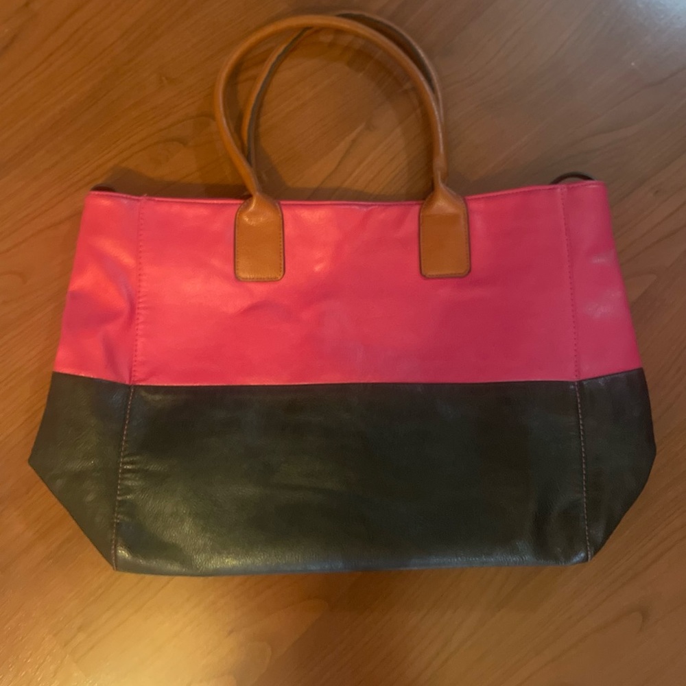 Adorable Large Tote Hot Pink/Navy. Interior side pockets for sunglasses & phone
